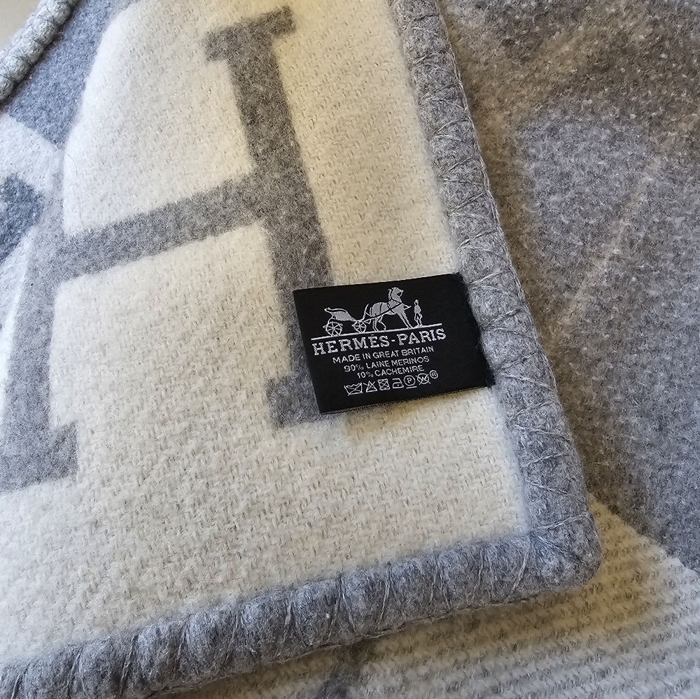 Hermes Avalon III Throw Blanket - Picture 4 of 4